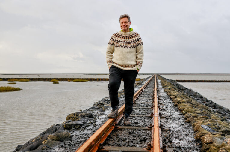 07.01.2025, Schleswig-Holstein, Reuﬂenkˆge: Robert Habeck (B¸ndnis 90/Die Gr¸nen), Kanzlerkandidat seiner Partei, steht im Meeresschutzgebiet Beltringharder Koog auf den Schienen einer Lorenbahn. Foto: Axel Heimken/dpa +++ dpa-Bildfunk +++ (KEYSTONE/DPA/Axel Heimken)