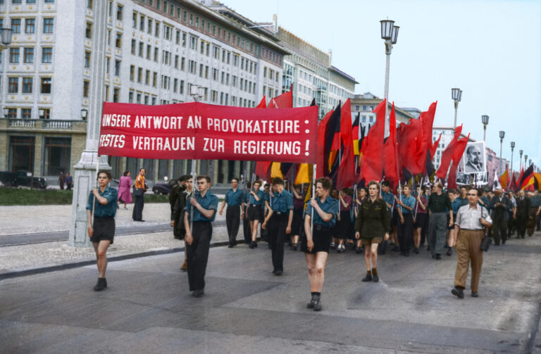 Es geschieht am helllichten Tag: In Deutschland lässt die Bundesregierung gegen die Opposition demonstrieren. Die Methoden zur Mobilisierung lassen nichts Gutes erahnen