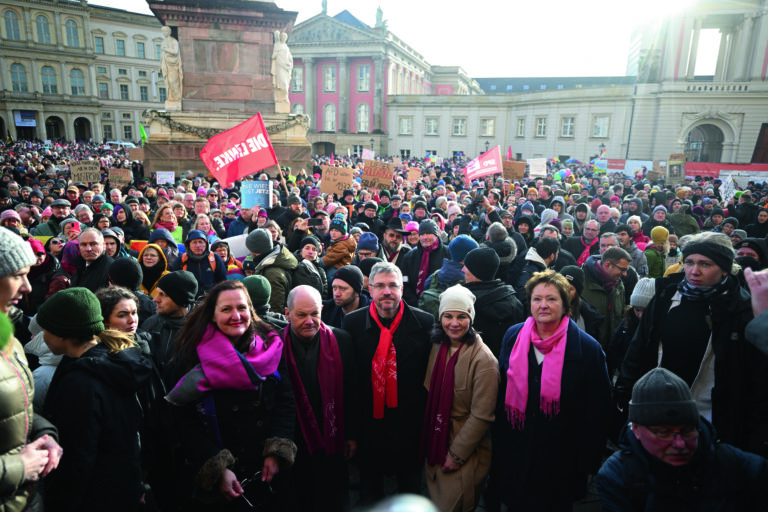 14.01.2024, Brandenburg, Potsdam: Manja Schüle (SPD, l-r), Ministerin für Wissenschaft, Bundeskanzler Olaf Scholz (SPD), Mike Schubert (SPD), Oberbürgermeister von Potsdam, Annalena Baerbock (Bündnis 90/Die Grünen), Außenministerin, und die Fahrländer Ortsvorsteherin Carmen Klockow (Bürgerbündnis) stehen während der Demonstrationen «Potsdam wehrt sich» auf dem Alten Markt. Die Demonstration ist eine Reaktion auf das Bekanntwerden eines Treffens rechter Aktivisten in der Stadt. Foto: Sebastian Christoph Gollnow/dpa +++ dpa-Bildfunk +++ (KEYSTONE/DPA/Sebastian Christoph Gollnow)