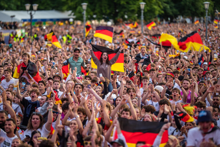 23.06.2024, Baden-W¸rttemberg, Stuttgart: Fuﬂball: EM, Public Viewing Deutschland - Schweiz. Zahlreiche Deutschland-Fans jubeln w‰hrend des Public Viewings auf dem Schlossplatz. Foto: Christoph Schmidt/dpa +++ dpa-Bildfunk +++ (KEYSTONE/DPA/Christoph Schmidt)