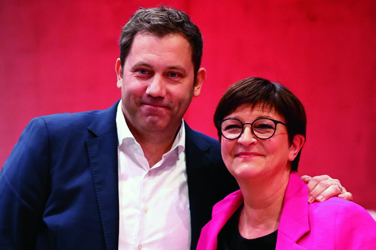 epa11017172 Social Democratic Party (SPD) co-chairman Lars Klingbeil (L) and Social Democratic Party (SPD) co-chairwoman Saskia Esken pose together as they attend the German Social Democrats (SPD) party conference in Berlin, Germany, 08 December 2023. The first SPD three-day party conference in two years starts on 08 December in Berlin. EPA/FILIP SINGER