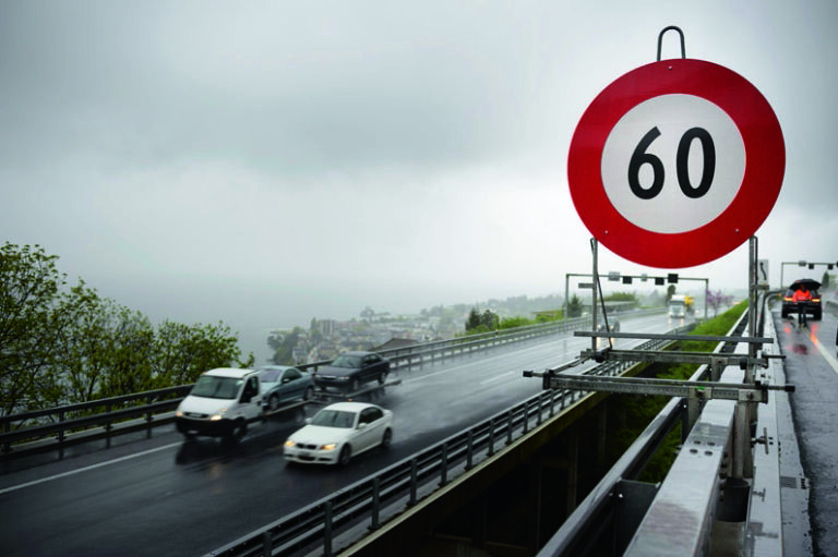 Un panneau indique 60 comme limitation de vitesse pour les voitures proche du pont provisoir 