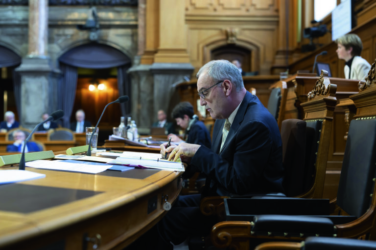 Bundesrat Guy Parmelin arbeitet waehrend der Fruehlingssession der Eidgenoessischen Raete, am Donnerstag, 16. Maerz 2023 im Staenderat in Bern. (KEYSTONE/Anthony Anex)