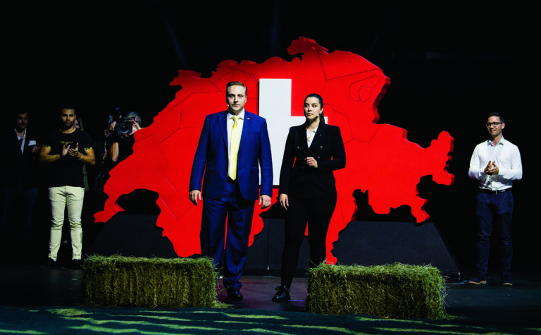 SVP-Wahlauftakt 2023 Nils Fiechter links und Sarah Regez rechts zeichnen aufgrund der Zuwanderung, an der SVP-Wahlauftaktveranstaltung in der Swiss Life Arena in Z¸rich-Altstetten, ein d¸steres Bild f¸r die Schweiz. Z¸rich, Schweiz, 26.08.2023 *** SVP Wahlauftakt 2023 Nils Fiechter left and Sarah Regez right draw a bleak picture for Switzerland due to immigration, at the SVP election kick-off event in the Swiss Life Arena in Zurich Altstetten Zurich, Switzerland, 26 08 2023