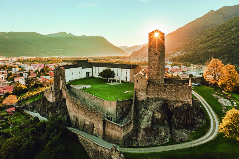 Luftaufnahme vom Castelgrande in Bellizona bei Sonnenuntergang