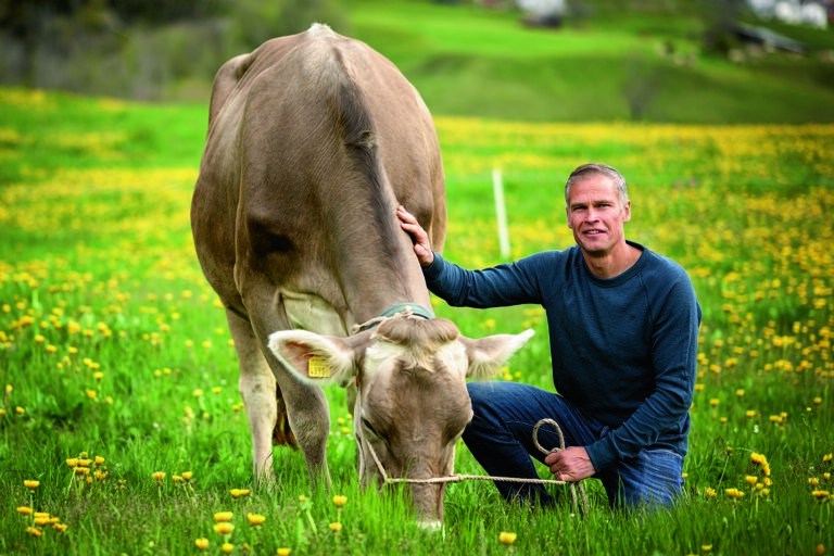 Bio Bauer Renzo Blumenthal kaempft gegen die Trinkwasser Initiative. Aufgenommen am 21.05.2021 auf seinem Bauernhof in Vella Val Lumnezia.  Bild © Remo Naegeli