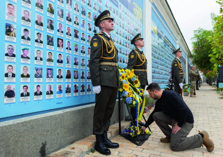 Lektionen aus dem Ukraine-Krieg: Jeder Krieg wird von einem Nebel offizieller Lügen begleitet. Nie war der Nebel so dicht wie im Ukraine-Krieg. Dieser Konflikt hätte nie eskalieren müssen. Alle Beteiligten haben mehr verloren als gewonnen. Welche Lehren ziehen wir daraus? 