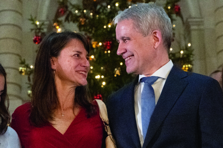 Tracy Jans-Glass, Ehefrau, mit Bundesrat Beat Jans beim Familienfoto nach der Wahl durch die Vereinigte Bundesversammlung, am Mittwoch, 13. Dezember 2023 in Bern. (KEYSTONE/Marcel Bieri)